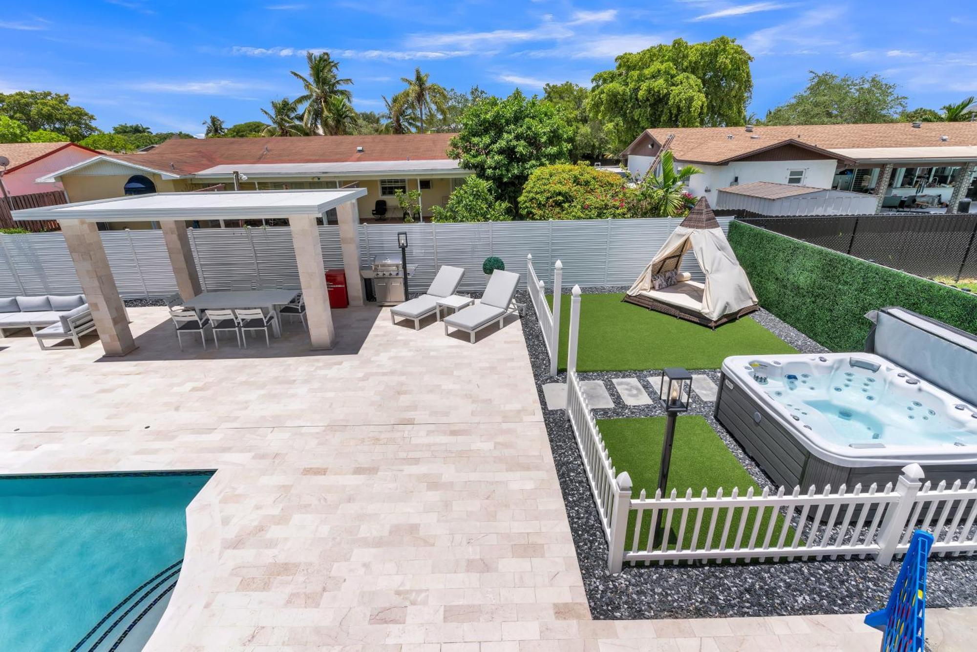 Luxury Escape- Pool, Hot Tub, Gym And More! Villa Cutler Bay Exterior photo